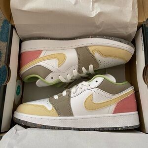 BRAND NEW air jordan 1 low SE(GS) pastel grind white/vivid dj0341100 youth 5